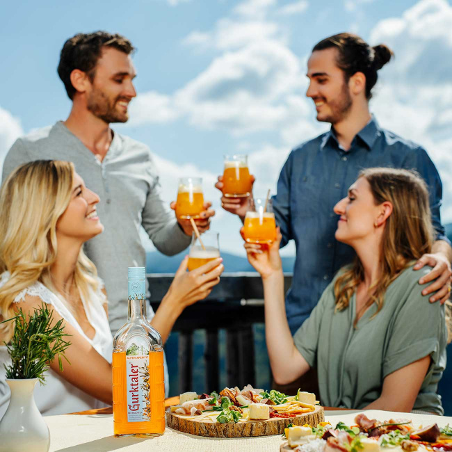 2 Pärchen genießen Gurktaler Alpen-Apritif in den Bergen