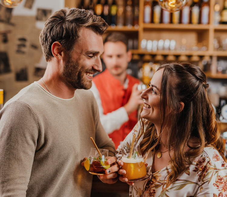 Junges Paar trinkt Gurktaler Cocktails